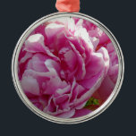 Ornamento De Metal Foto rosa de Peony caseiro caseiro caseiro floral<br><div class="desc">Um belo jardim de peônias cor-de-rosa ao sol da manhã - foto de H Cooper.</div>