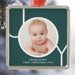 Ornamento De Metal Foto Verde Personalizada de Natal do Bebê<br><div class="desc">Este na moda mantém o Primeiro Ornamento Fotográfico de Natal de Baby é decorado com a palavra JOY em tipografia branca sobre fundo verde. Facilmente personalizável com sua foto,  nome e ano.</div>