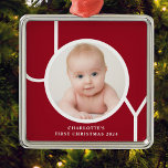 Ornamento De Metal Foto Vermelha de Keepsasasasaket personalizada do<br><div class="desc">Este na moda mantém o Primeiro Ornamento Fotográfico de Natal de Baby é decorado com a palavra JOY em tipografia branca sobre fundo vermelho. Facilmente personalizável com sua foto,  nome e ano.</div>