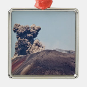 Ornamento De Metal Fumaça escapando do vulcão ativo Anak Krakatau