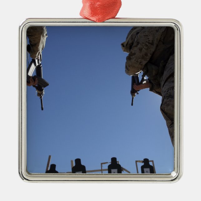 Ornamento De Metal Fuzileiros trocam revistas em meio a tiros (Frente)