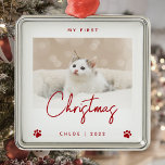 Ornamento De Metal Gatinho Fotográfico Bonito 1 rua Pata de Natal Imp<br><div class="desc">Celebre o primeiro Natal do seu gatinho com este moderno ornamento minimalista de manutenção de fotos. O texto vermelho diz "O meu primeiro Natal", com a palavra "Natal" em letra de imprensa. Substitua facilmente a imagem de exemplo pela sua foto favorita e adicione o nome do seu gatinho e o...</div>