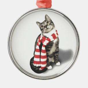 Ornamento De Metal Gato de Tabby Castanho num lenço Vermelho e Branco