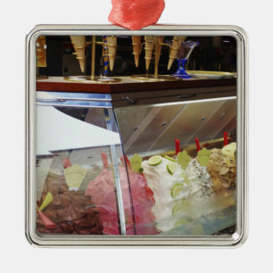Ornamento De Metal Gelato italiano na vitrina