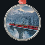 Ornamento De Metal Gelo e neve | Suiça de trem Red Bernina Express<br><div class="desc">Esta incrível foto do Getty Images mostra o trem Red Bernina Express viajando em um viaduto na floresta de inverno coberto de neve,  Tarasp,  Cantão Graubunden,  Engadin,  Suiça.</div>