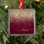 Ornamento De Metal Glam Monograma da Rapariga Glitter Dourada da Borg<br><div class="desc">Nome do Monograma e Enfeites de natal Inicial da Glitter Glitter Dourada e Burgundy. Isto faz o doce e perfeito aniversário de 16 anos,  casamento,  chá de panela,  aniversário,  chá de fraldas ou festa de solteira presente para alguém que ama luxo de luxo e estilos quíticos.</div>