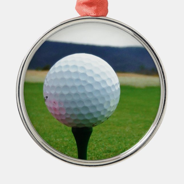 Ornamento De Metal Golf Ball em um campo de golfe na montanha (Frente)