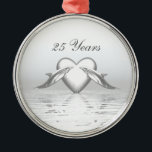 Ornamento De Metal Golfinhos e Coração do Aniversário de Prata<br><div class="desc">Bonito ornamento com uma cena de cor prateada com dois golfinhos e um coração prateado em águas brilhantes. O texto personalizável diz "25 anos".</div>