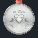 Ornamento De Metal Golfinhos e Coração do Aniversário de Prata<br><div class="desc">Bonito ornamento com uma cena de cor prateada com dois golfinhos e um coração prateado em águas brilhantes. O texto personalizável diz "25 anos".</div>