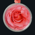 Ornamento De Metal Gotas Românticas de Água Rosa Rosa Rosa Vermelha<br><div class="desc">Rosa vermelha e rosa romântica com gotas de água.</div>