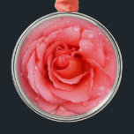 Ornamento De Metal Gotas Românticas de Água Rosa Rosa Rosa Vermelha<br><div class="desc">Rosa vermelha e rosa romântica com gotas de água.</div>