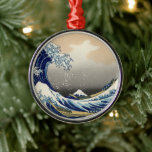 Ornamento De Metal Grande Onda de Kanagawa e Monte Fuji Mar do Japão<br><div class="desc">"A Grande Onda ao largo de Kanagawa", também conhecida como "Sob a Onda ao largo de Kanagawa", é uma cativante gravura em xilogravura do renomado artista japonês Katsushika Hokusai. Criada por volta de 1831, faz parte de uma série intitulada "Trinta e seis vistas do Monte Fuji". A obra de arte...</div>