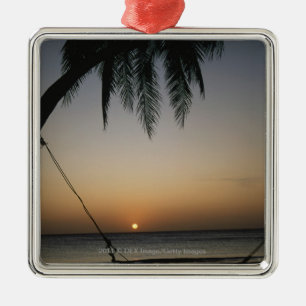 Ornamento De Metal Hammock vazio de Silhuetted no por do sol