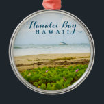Ornamento De Metal Hanalei Bay Kauai Hawaii Beach e Boats<br><div class="desc">Esta linda foto foi tirada em setembro de 2012 na praia tranquila de Hanalei Bay, um dos lugares mais bonitos de Kauai Hawaii. Aproveite esta cena de praia oceânica e ondas com barcos navegando. 🌊 🌊 🌊 🌊 → © HawaiiSands Designs 📷 tag #ShopHawaiiSands online: me mande diretamente para qualquer...</div>