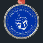 Ornamento De Metal HANUKKAH SAMEACH | Chanukah | Dreidel<br><div class="desc">Na moda HANUKKAH SAMEACH Ornament com uma estrela prateada falsa de David num padrão ladrilhado e um grande sonho branco no centro. A cor de fundo é Cobalt Blue. O texto diz HANUKKAH SAMEACH no topo e um EXCELENTE MIRACLE ACONTECEU no fundo. Ambos são PERSONALIZÁVEIS se você deseja substituir por...</div>