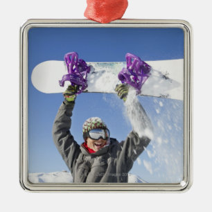 Ornamento De Metal Homem novo que guardara seu snowboard acima de sua