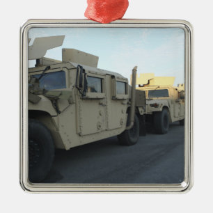 Ornamento De Metal Humvees senta-se no cais na cidade de Morehead