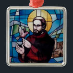 Ornamento De Metal Imagem do vitral de St Francis com pomba<br><div class="desc">Imagem bonita de St Francis em um olhar do vitral. Francis é mostrado com uma pomba que vem para ele. Presente maravilhoso para os padres, os frades, os irmãos, os Franciscans ou o qualquer um devotados ao santo. Disponível no laço, corrente chave, Tag do animal de estimação, ornamento, colar. Veja...</div>