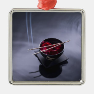 Ornamento De Metal Incenso ardente sobre a bacia de pétalas