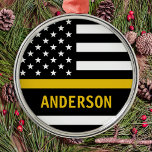 Ornamento De Metal Indicador de Linha Dourada Fina Personalizada US 9<br><div class="desc">Ornamento Dourado fino para 911 despachantes e despachantes policiais. Personalize este adorno do despachante com nome e ano. Este presente personalizado de despachante é perfeito para a apreciação do despachante policial, o obrigado de despachante 911 que você oferece e os presentes ou favoritos para festas de despachante. Encomendar estes enfeites...</div>