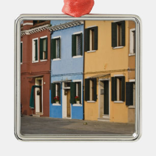Ornamento De Metal Itália, Burano. Fileira colorida de casas e vazia