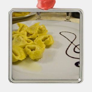 Ornamento De Metal Itália, Cento. Um prato de tortellini de queijo