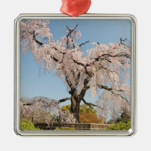 Ornamento De Metal Japão, Quioto. Cerejeira chorona sob céu azul