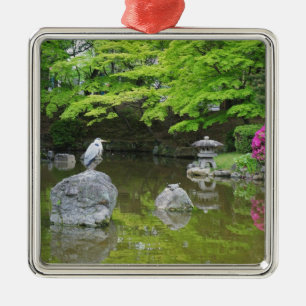 Ornamento De Metal Japão, Quioto. Garça entre folhas verdes frescas