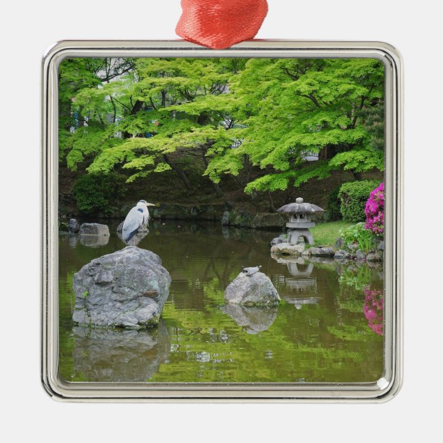 Ornamento De Metal Japão, Quioto. Herão em folhas verdes frescas (Frente)