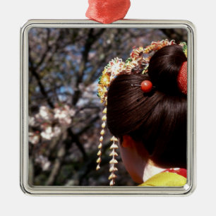 Ornamento De Metal Japão, Quioto. Vista traseira de geisha