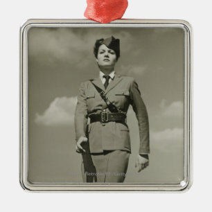 Ornamento De Metal Jovem mulher na marcha militar no telhado
