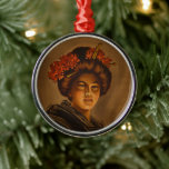 Ornamento De Metal Karama: Atriz japonesa Romance Geisha<br><div class="desc">Ayumi, uma atriz jovem e promissora do coração do Japão, entrou na plataforma movimentada de uma grande estação de trem. Seu traje tradicional, um contraste severo com a moda ocidental dos passageiros, atraiu olhares curiosos. O ar bateu com a energia de uma cidade à beira de uma nova era. Uma...</div>