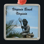 Ornamento De Metal King Neptune Park, Virginia Beach, VA<br><div class="desc">Vista aproximada da estátua do Rei Netuno no Parque Neptune,  em Virginia Beach,  com a cena da praia em volta. Palavras: "Virginia Beach,  Virginia",  Excelente souvenir!</div>