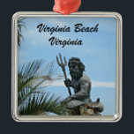 Ornamento De Metal King Neptune Park, Virginia Beach, VA<br><div class="desc">Vista aproximada da estátua do Rei Netuno no Parque Neptune,  em Virginia Beach,  com a cena da praia em volta. Palavras: "Virginia Beach,  Virginia",  Excelente souvenir!</div>