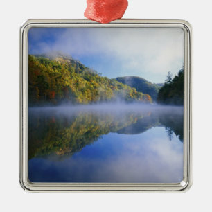Ornamento De Metal Lago Millcreek e cores de outono ao nascer do sol,