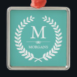 Ornamento De Metal Laurel Wreath Decor Pastel Teal Family Monograma<br><div class="desc">Decore sua casa em estilo com este Design personalizado "Laurel Wreath Decor Pastel Teal Family Monograma". Você pode adicionar seu monograma, nome ou texto neste design. É fácil e divertido. Se você gosta de outra cor de fundo (por exemplo, azul, lacre, vermelho ... ), você pode clicar no botão "Personalizar"...</div>