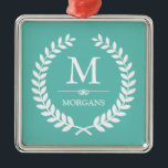 Ornamento De Metal Laurel Wreath Decor Pastel Teal Family Monograma<br><div class="desc">Decore sua casa em estilo com este Design personalizado "Laurel Wreath Decor Pastel Teal Family Monograma". Você pode adicionar seu monograma, nome ou texto neste design. É fácil e divertido. Se você gosta de outra cor de fundo (por exemplo, azul, lacre, vermelho ... ), você pode clicar no botão "Personalizar"...</div>