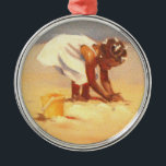 Ornamento De Metal Little African Girl in Beach<br><div class="desc">Menina africana brincando na areia com um castelo de areia Alguma vez construiu um castelo de areia com uma criança? Você fez castelos de areia quando criança? Esta é uma bela pintura de uma garotinha brincando na areia é um bebê clássico brincando na praia. Ela está vestindo um sundress branco...</div>