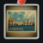 Ornamento De Metal Liverpool Viagens vintage Ornament UK<br><div class="desc">Um ornamento de Liverpool,  do estilo legal,  que apresenta o edifício Royal Liver no rio Mersey para esta cena inglesa do Reino Unido.</div>