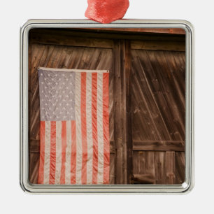 Ornamento De Metal Maine, Bandeira Americana desbotada na porta de um