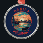Ornamento De Metal Manila Filipinas - Círculo Retroafresso<br><div class="desc">Manila retro vetor viagem design. Manila,  a capital das Filipinas,  é uma cidade vizinha densamente povoada na ilha de Luzon,  que mistura arquitetura colonial espanhola com arranha-céus modernos.</div>