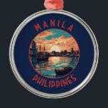 Ornamento De Metal Manila Filipinas - Círculo Retroafresso<br><div class="desc">Manila retro vetor viagem design. Manila,  a capital das Filipinas,  é uma cidade vizinha densamente povoada na ilha de Luzon,  que mistura arquitetura colonial espanhola com arranha-céus modernos.</div>