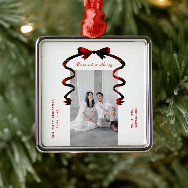 Ornamento De Metal Married and Merry Bow Photo Christmas Newlyweds (Árvore)