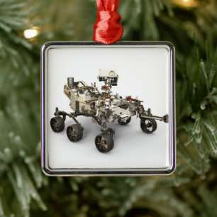Ornamento De Metal Mars Perseverance Rover Em Fundo Branco.