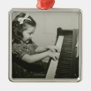 Ornamento De Metal Menina que joga o piano