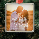 Ornamento De Metal Moderno Nossa Primeira Foto de casal de Natal<br><div class="desc">Uma tipografia moderna para esta coleção de personagens. Para personalizar com a sua imagem favorita. Você também pode mudar facilmente a cor da fonte para seu gosto.</div>