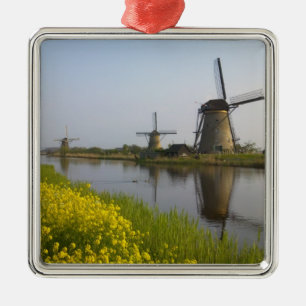 Ornamento De Metal Moinhos de vento ao longo do canal em Kinderdijk,