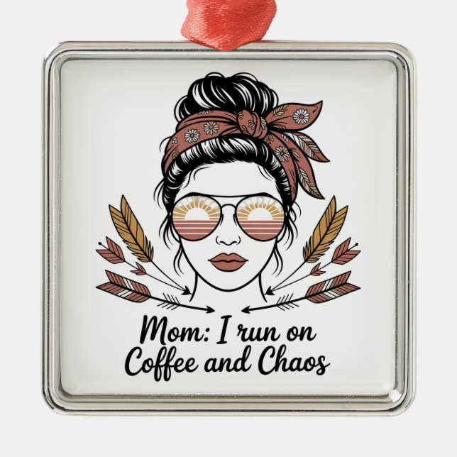 Ornamento De Metal Mom I Run On Coffee And Chaos (Frente)
