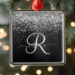Ornamento De Metal Monograma do Sparkle Preto com Glitter de Prata Pe<br><div class="desc">Personalize facilmente esse design de ornamento metálico elegante,  de tendência,  com brilho bonito prateado em um fundo metálico escovado preto.</div>