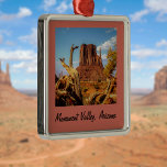 Ornamento De Metal Monument Valley Christmas Arch Framed Metal Orname<br><div class="desc">Estruturas de arenito chamadas de "mitenes" devido à sua forma de mão, malhas atordoantes, e hogans fascinantes são lindas características do Vale do Monumento, Arizona. Esta incrível área perto dos quatro cantos do Colorado, Novo México, Utah e Arizona é um lugar admirável para visitar e aprender sobre a cultura Navajo....</div>